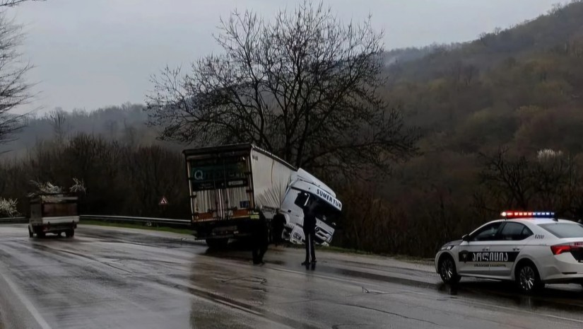 “გზიდან ტრაილერი გადავარდა” – ავტოსაგზაო შემთხვევა ბაკურციხე-თბილისის გზაზე – რა დეტალებია ცნობილი